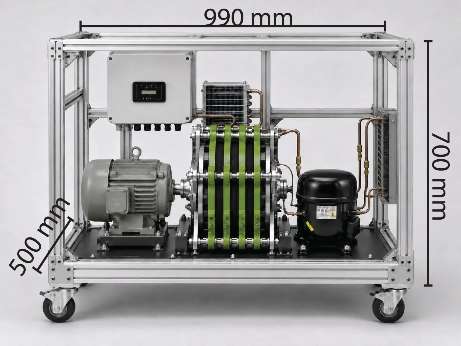 De 2,5 kWh-unit: een opstelling op een aluminium frame op zwenkwielen, met links een elektromotor, in het midden een rij schijven met groene banden op een gedeelde as, rechts een compressor en twee warmtewisselaars, en linksboven een besturingskast met display. In het beeld staan drie maten: 990 millimeter breed, 700 millimeter hoog en 500 millimeter diep.